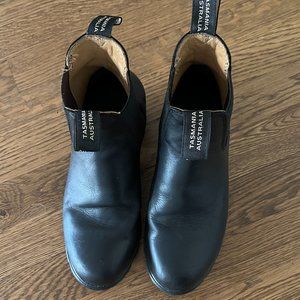 Blundstone Heeled Chelsea Boot in US Women's 7 (AU 4), Black